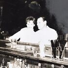 Vintage Schwarz-Weiß-Foto Mann Frau sitzt an der Bar lächelnd lachende Getränke 