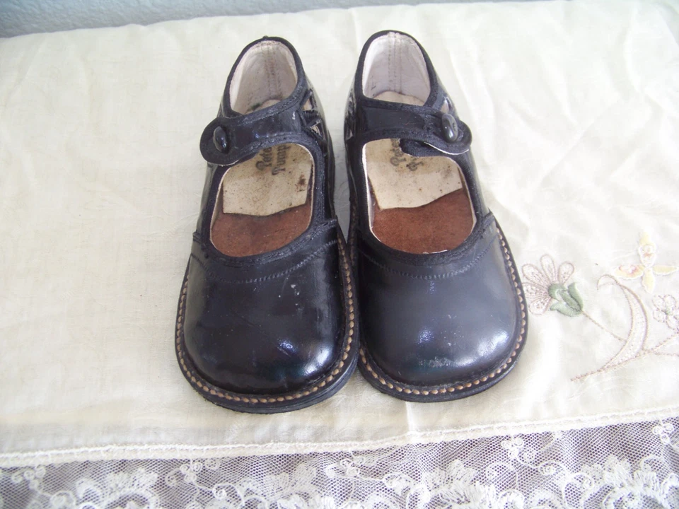 ZAPATOS DE BEBÉ ANTIGUOS NEGROS ESTILO MARY JANE DE PETER PUMPKIN Foto 1 de 4