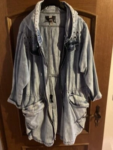 Jeansjacke Tredy Grösse 4 Kapuze Nieten Reißverschluss Taschen - Bild 1 von 5