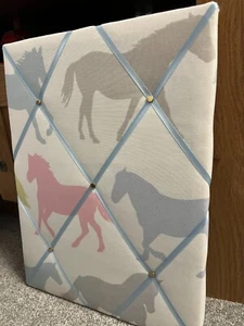 Bacheca 40x30 cm Tessuto Artigianale Stampata Sorbetto Cavallo Nastro Blu Tessuto - Foto 1 di 5