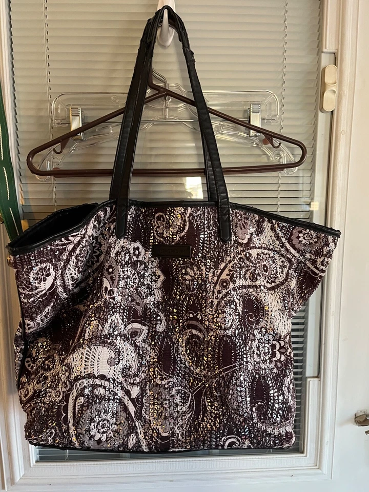 "Bolso de Hombro Vera Bradley Paisley Lentejuelas Negro Blanco 21x14x6"" Raro Leer Usado en Excelente Condición" Foto 1 de 4