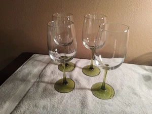 "Juego de 4 copas de vino Pier 1 sopladas a mano con tallo verde oliva de 9,25""" - Imagen 1 de 6