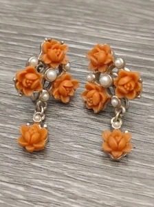 Vintage 1940s Carved Coral Celluloid Rose Flower Gold Tone Screw Back Earrings - Picture 1 of 8