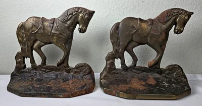 Par de sujetalibros antiguos vintage de hierro fundido dice derechos de autor 1930 EL CABALLO DE GUERRA Foto 1 de 4