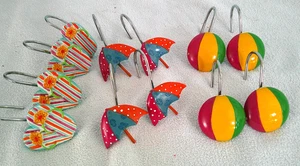 12 Stück DUSCHGARDINENHAKEN..Strandkugel, Sandalen, Scherben bunt - Bild 1 von 1