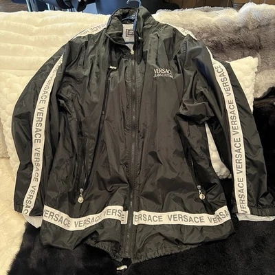 Chaqueta de lluvia con capucha Versace Jeans Couture negra con logotipo de cabeza de Medusa vintage Foto 1 de 4