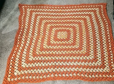 Manta afgana cuadrada de ganchillo hecha a mano vintage naranja amarillo beige 54x54" Foto 1 de 4