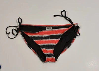 Parte inferior de bikini Converse One Star mediana roja negra blanca tie-dye a rayas lado de lazo Foto 1 de 4