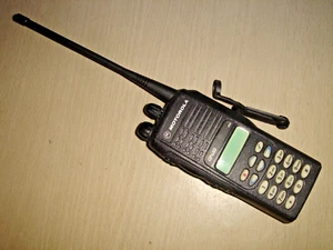 Motorola GP680 UHF 403-470MHz c/w antenna, battery & beltclip - Zdjęcie 1 z 9