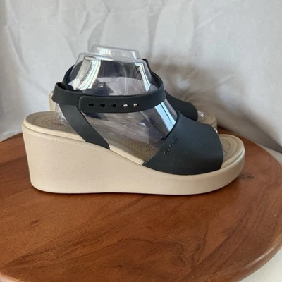 Sandalia para mujer Crocs Brooklyn correa al tobillo cuña vegana LiteRide negra talla 11 Foto 1 de 4