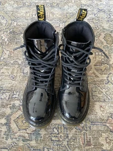 Stivali da combattimento Dr. Martens Doc 1460 J bambini giovani taglia 4 neri vernice zip - Foto 1 di 7