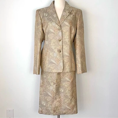 Le Suit Brocado Jacquard 2 Piezas Falda Traje Conjunto Melocotón Dorado Metálico Nuevo con Etiquetas Talla 16 Foto 1 de 4