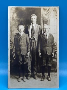 Cartolina fotografica reale d'epoca: 3 fratelli biondi ragazzi formalmente vestiti - Foto 1 di 7
