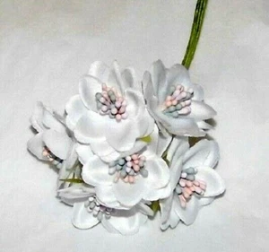 SOMBREROS DE MUÑECA 6 W PEQUEÑOS ESTILO SEDA FLOR SATINADA CON CUENTAS ESTAMBRE RACIMO Y RIBETE CISSY  - Imagen 1 de 3