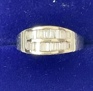 Anillo de diamantes Art Deco de oro blanco de 18 quilates y conjunto baguette - Imagen 1 de 7