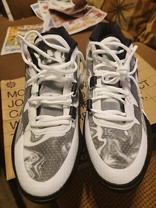 Nike Kyrie 8 Basketball Herrenschuh Größe 11,5 DJ6017-101 weiß/schwarz - Bild 1 von 9