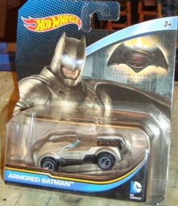ARMORED BATMAN CAR - DC COMICS v SUPERMAN - HOTWHEELS - UNGEÖFFNET AUF KARTE - c2015 - Bild 1 von 3