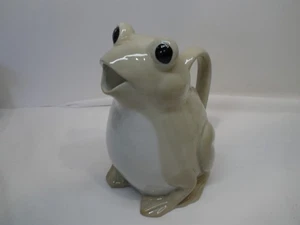 Figura sapo rana picther agua gris verde claro blanco sin astillas 71/2 pulgadas de alto - Imagen 1 de 6
