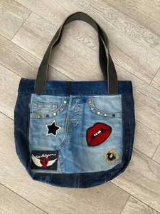True Religion Denim Blue Jeans Handtasche mit Leder Gürtel Riemen Patches Nieten Neu ohne Etikett - Bild 1 von 15