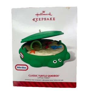 NEU Hallmark Schildkröte Sandkasten Little Tikes 2024 Andenken Ornament Neu im Karton QXI2653 - Bild 1 von 3
