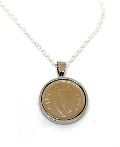 Premium Solido Rotondo Placcato Argento Montatura Ciondolo Irish 3 Penny 1962 - Foto 1 di 2