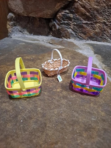 VINTAGE SPEARHEAD 1991  LOT OF 3 MINIATURE 2" HAND BASKETS ( PLASTIC & WICKER ) Cover