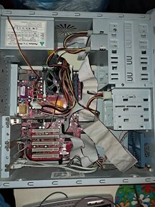 Pc Vintage Pentium 4 2Ghz, Ram 512 + 256, Scheda Video Ati 64 Mb, "No Hdd" - Foto 1 di 10