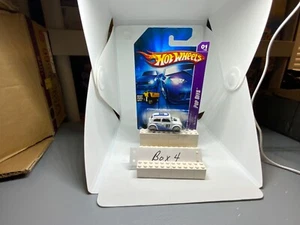 Hot Wheels #37 Pop Offs Series 2007 1/4 Morris Mini blanco con ruedas cromadas de 10 velocidades - Imagen 1 de 9