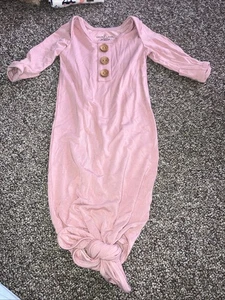 Caden Lane Neugeborenen Knoten Kleid rosa weich 7-14 Pfund Mädchen - Bild 1 von 4