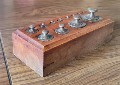 Ancienne boîte complète de 12 poids laiton allant de 1 à 500 grammes - Photo 1/4