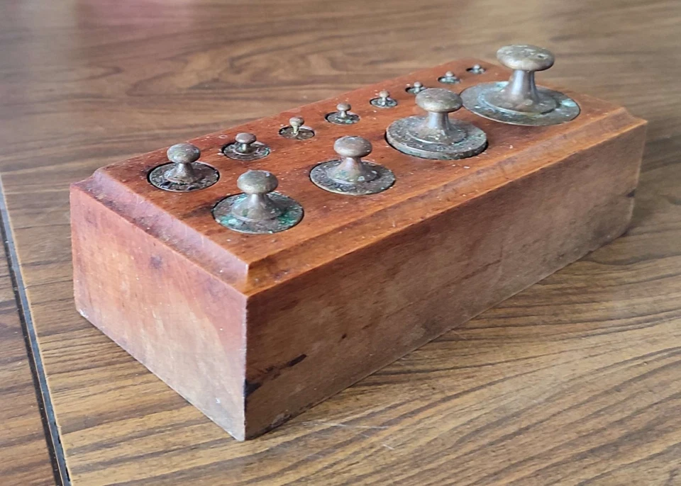 Ancienne boîte complète de 12 poids laiton allant de 1 à 500 grammes - Photo 1/4