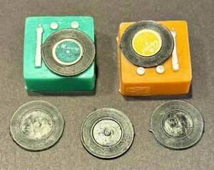 Vintage Wilton Cake Decorations - 2 Vinyl Record Players & Albums Hong Kong - Picture 1 of 1