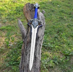 WORLD OF WARCRAFT - LICH KING FROSTMOURNE SWORD REPLICA (with FREE WALL PLAQUE) - Picture 1 of 4