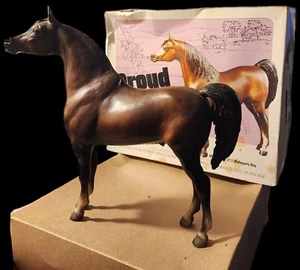 Figurina vintage Breyer Proud Arabian Stallion 212 Mahaogany Bay 1971-1980 con scatola - Foto 1 di 23
