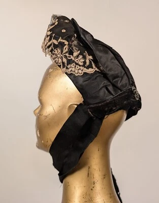 GORRO VICTORIANO DE SEDA NEGRO AÑOS 1870 CON RIBETE DE ENCAJE Foto 1 de 4
