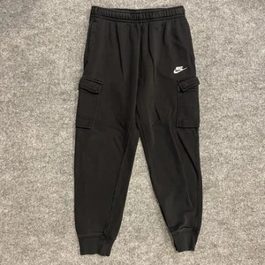 Nike Sportswear Club Pantaloni Cargo in Pile Uomo Piccoli Nero Joggers CD3129 Tasche - Foto 1 di 15
