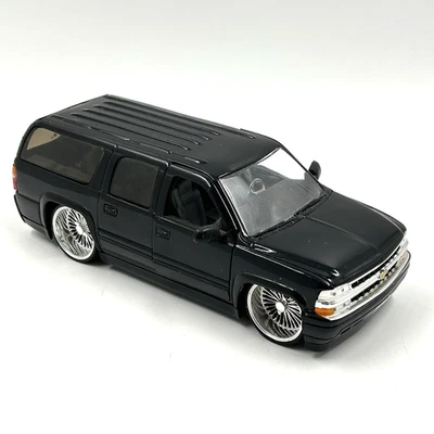 JADA DUB CITY 2000 CHEVY SUBURBAN 20" AROS PRETO MODELO 1/24 DieCast - Imagem 1 de 4
