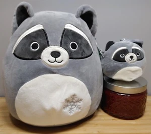 Squishmallow 8" Rocky Raccoon & 3" Mini Clip - 2022 Canadian Christmas Exclusive - Bild 1 von 8