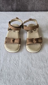 Stride Rite 360 Delilah hellbraun 8M Kind Kleinkind braun Schuh Sandale Schleife Memory Foam gebraucht, in einwandfreiem Zustand - Bild 1 von 13