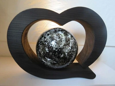 Tierurne Urne 1-35 kg Herz Kugel schwarz weiß Holz LED Katze Hund 1,7 L neu - Bild 1 von 4