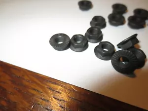 Dado flangia esagonale M5-.8 ossido nero • Quantità pacchetto - 100 Verbus marca metrica - Foto 1 di 3