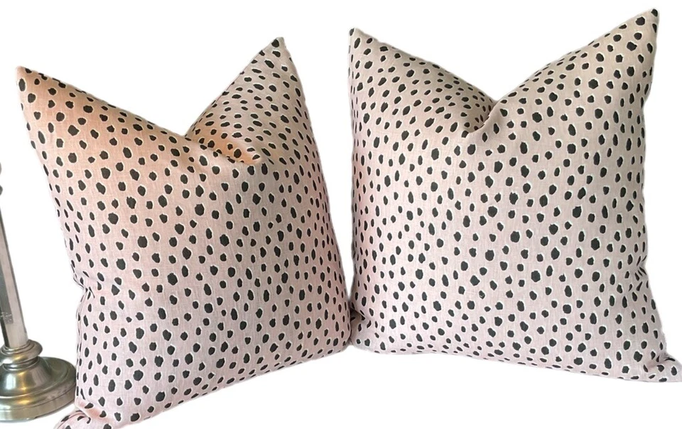 Un par de fundas de almohada tela Kravet colección Kate Spade color fauna rubor  Foto 1 de 3