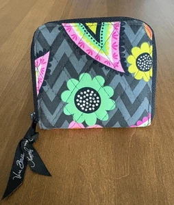 Cartera Vera Bradley Ziggy Zinnia Retirada Estampado Cremallera Alrededor Doble Pliegue Negra Rosa - Imagen 1 de 6