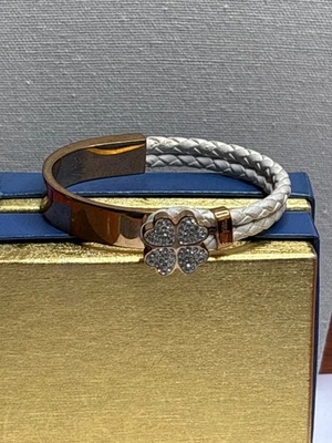 Pulseira Folli Follie de couro branco pulseira trançada e trevo de cristal St. Patty's - Imagem 1 de 3