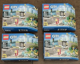 4 LEGO CITY: Build My City Accessory Set 40170