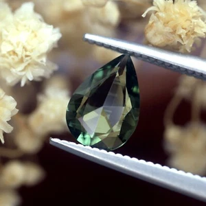 Zaffiro verde naturale certificato 0,64 ct VVS purezza Madagascar taglio rosa pera - Foto 1 di 4