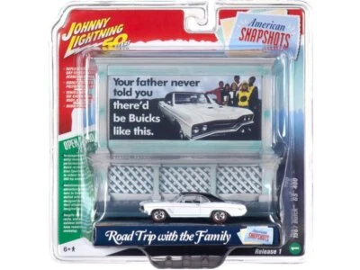 BUICK GS 400 with Diorama - 1967 - white - Johnny Lightning 1:64 - Immagine 1 di 4