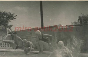 Foto, Nachl. Arzt aus Krems, Bes. weibl.Turnverein, Maiden im Freibad, 5026-601 - Bild 1 von 2