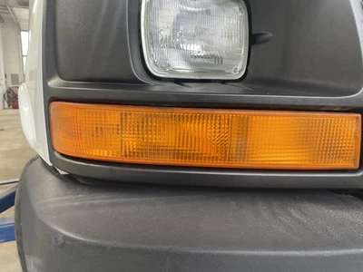 Conjunto de luz de estacionamiento/señal de giro usado se adapta a: camioneta Chevrolet Express 3500 2010 Foto 1 de 4