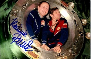 Original Autogramm Vladimir Remek Astronaut und Botschafter /// Autograp 326259 - Picture 1 of 2